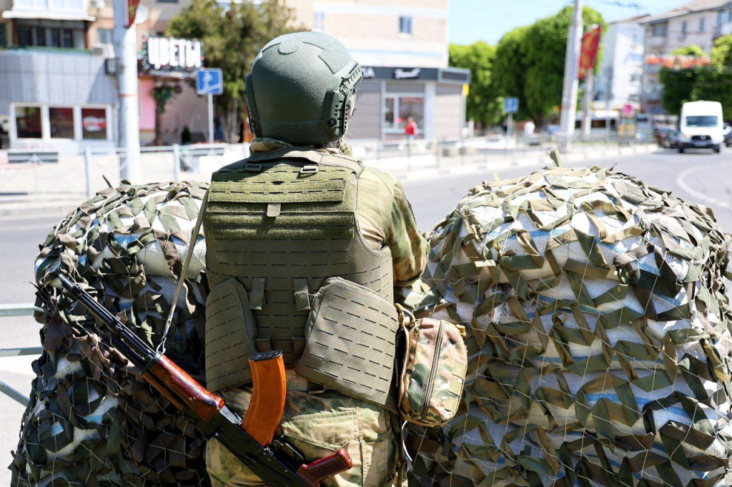 В Саках проходят военные учения