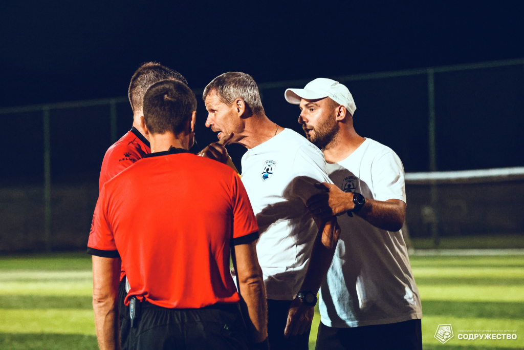 Пресс-служба чемпионата "Содружество". В матчах Объединённого чемпионата кипят нешуточные страсти. К арбитрам апеллирует тренер Андрей Добрянский. photo_2024-08-19_16-42-11.jpg