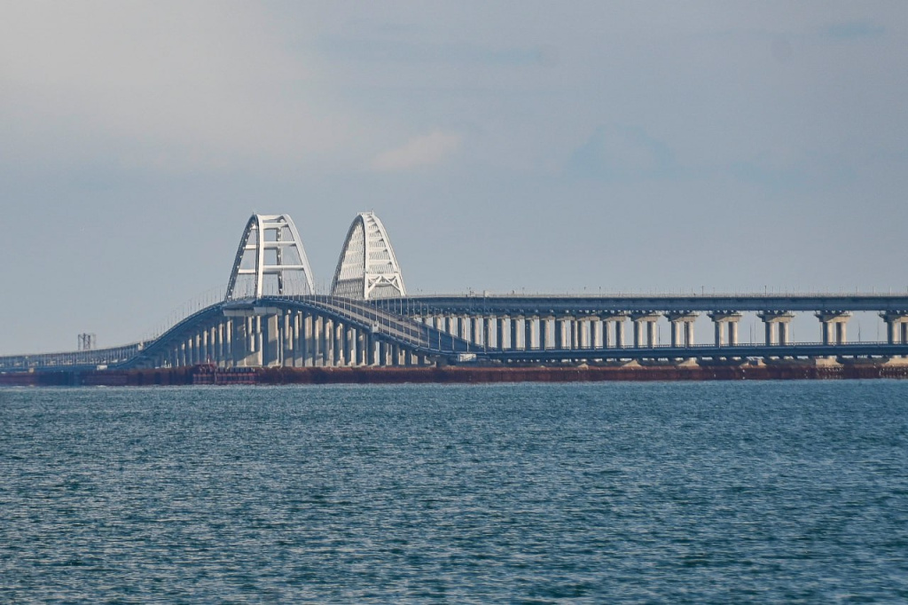 Электромобилям и гибридным авто запретят проезд по Крымскому мосту с 3 ноября