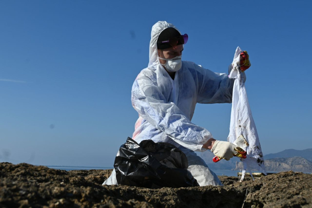 В Крыму собрали более 774 тонны загрязненного песка и грунта