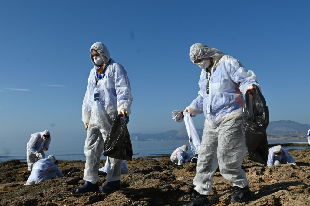 В Крыму собрали более 720 тонн загрязненного песка и грунта