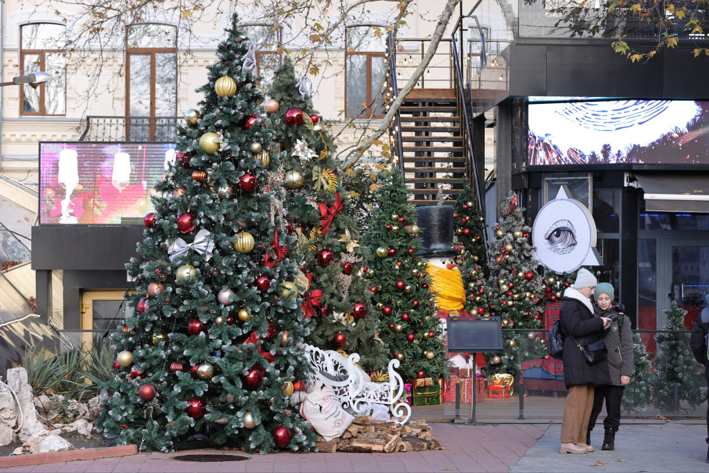 Предпринимателям Симферополя компенсируют расходы до 100 000 рублей на новогодние украшения витрин и фасадов 
