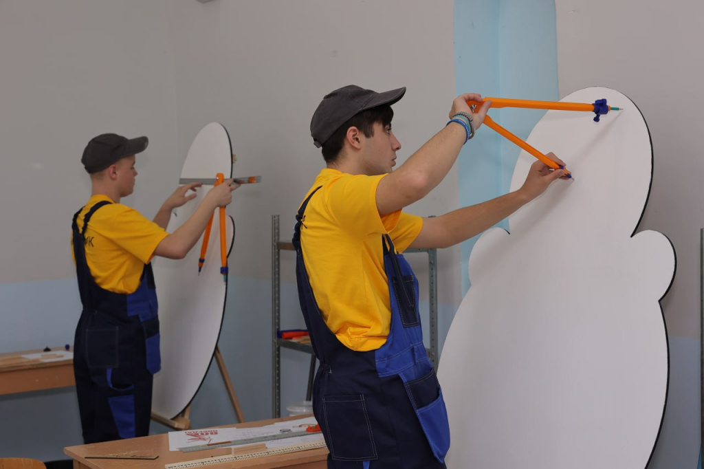 Жильё для сирот, профмастерство и чествование героев: главные события апреля 2025 года в Крыму