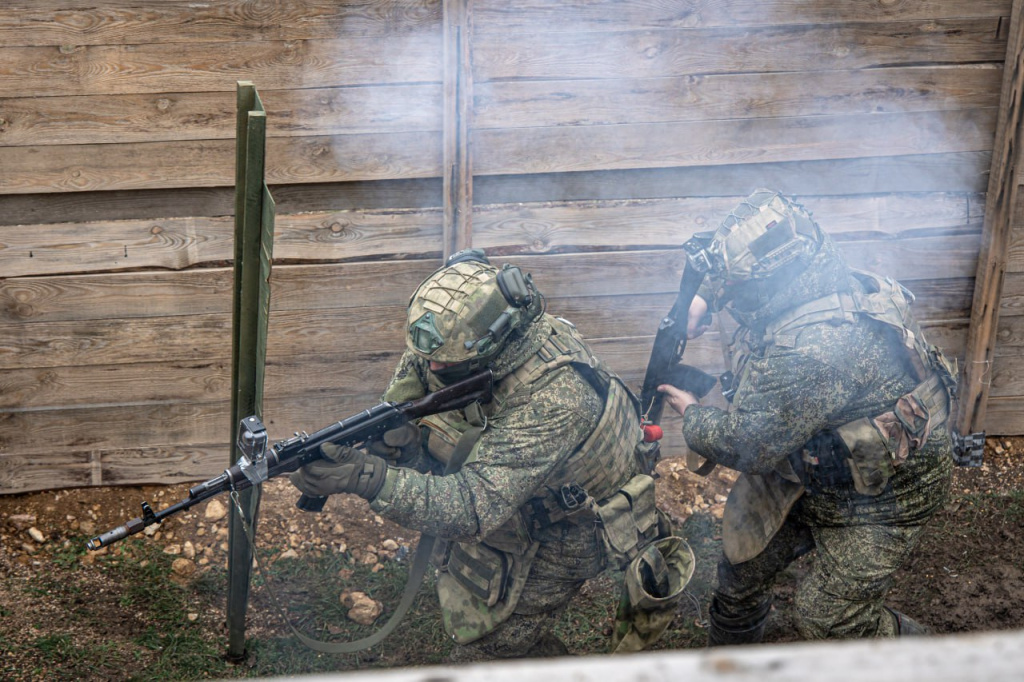 Контрактники ЮВО отрабатывают в Крыму навыки штурма зданий
